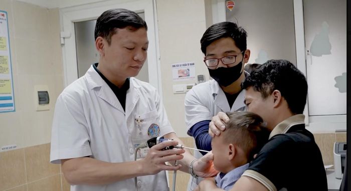 Bệnh nhi được bác sĩ nội soi tai mũi họng để xác định tổn thương.