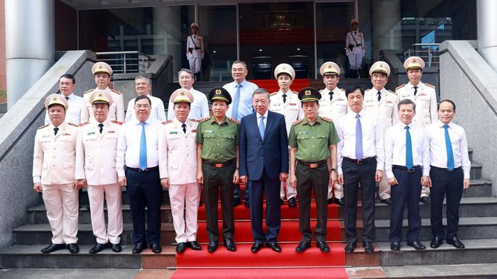 Tổng Bí thư, Chủ tịch nước Tô Lâm, các đồng chí trong Đoàn công tác, lãnh đạo Bộ Công an chụp ảnh lưu niệm với lãnh đạo Cục Cảnh sát QLTG, CSGDBB, TGD.