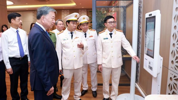 Tổng Bí thư, Chủ tịch nước Tô Lâm và các đại biểu tham quan mô hình trại giam thông minh.