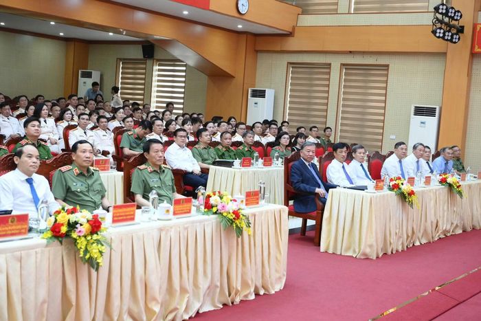 Các đại biểu dự buổi làm việc.