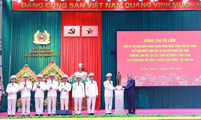 Tổng Bí thư, Chủ tịch nước Tô Lâm tặng lực lượng Cảnh sát QLTG, CSGDBB, TGD tượng Chủ tịch Hồ Chí Minh.