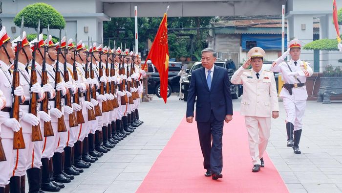 Tổng Bí thư, Chủ tịch nước Tô Lâm duyệt Đội Danh dự Công an nhân dân.