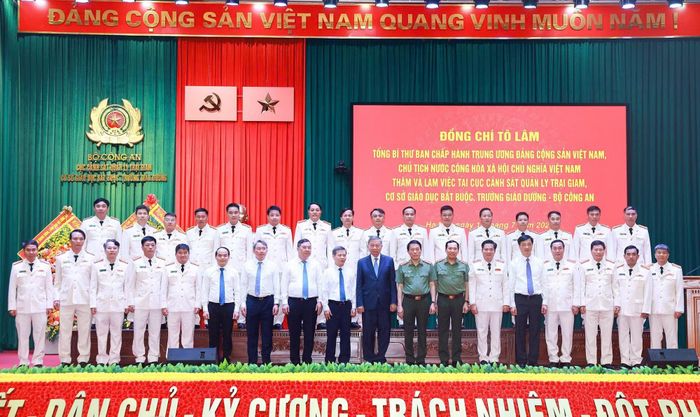 Tổng Bí thư, Chủ tịch nước Tô Lâm với các đại biểu dự buổi làm việc,
