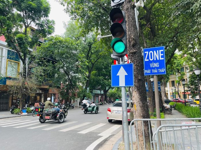 Biển báo hiệu vùng phát thải thấp được cắm trên nhiều tuyến phố.