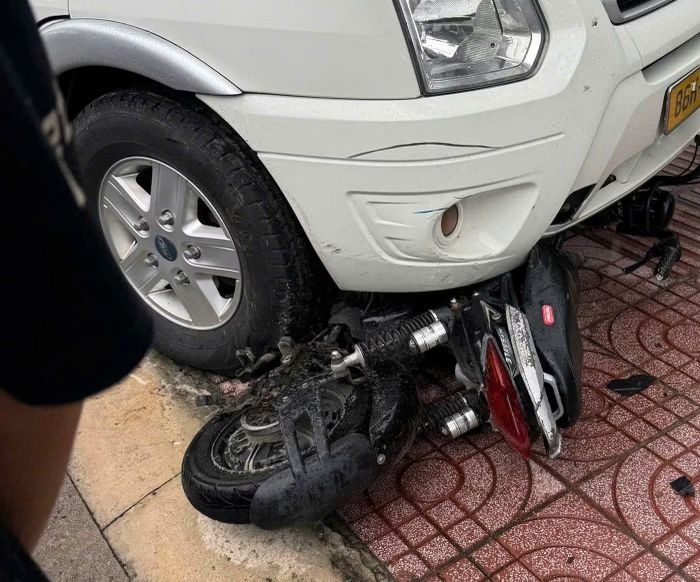 Chiếc xe đạp điện nằm dưới gầm ôtô.