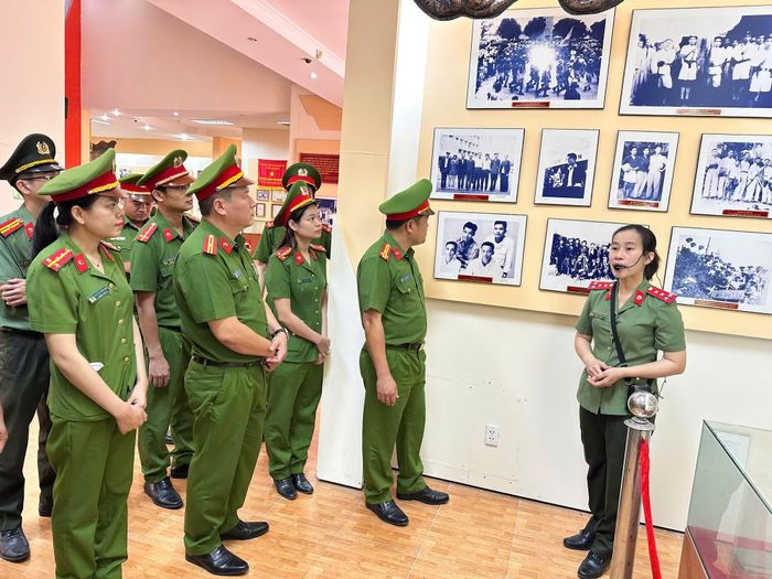 Đội Thanh niên xung kích vì Nhân dân phục vụ Công an xã Hòa Tiến, phát huy vai trò tuổi trẻ Công an trong công tác an sinh xã hội, chuyển đổi số và giữ gìn an ninh, trật tự ở cơ sở.