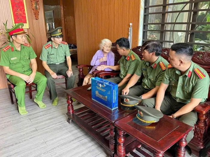 Cán bộ Công an xã Hòa Tiến phối hợp thu nhận mẫu ADN thân nhân liệt sĩ, thăm hỏi, tri ân Mẹ Việt Nam Anh hùng, góp phần nối gần hơn hành trình tìm lại danh tính các Anh hùng liệt sĩ còn thiếu thông tin.