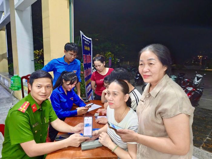 Người dân được cán bộ Công an xã Hòa Tiến hỗ trợ làm căn cước công dân, kích hoạt tài khoản định danh điện tử và sử dụng dịch vụ công trực tuyến.