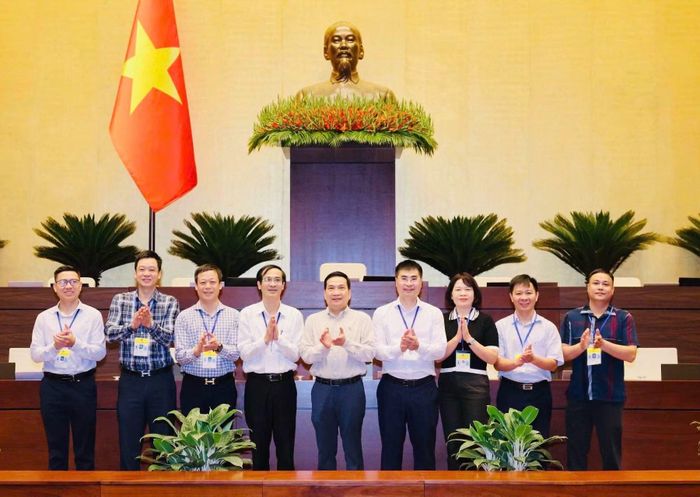 Tại Kỳ họp thứ Nhất, Quốc hội khóa XVI đã thông qua Nghị quyết về cơ chế, chính sách đặc thù để xử lý vi phạm pháp luật về đất đai của tổ chức, cá nhân xảy ra trước khi Luật Đất đai năm 2024 có hiệu lực và tháo gỡ khó khăn, vướng mắc cho các dự án tồn đọng, kéo dài do Bộ Công an chủ trì phối hợp Bộ Tài chính và các Bộ, cơ quan liên quan phối hợp với tỷ lệ tán thành cao.