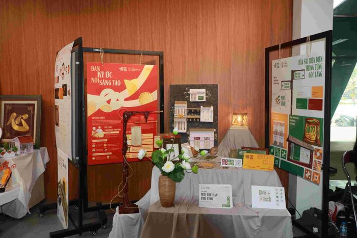 Góc trưng bày thành quả sáng tạo của người trẻ trên nền tảng di sản làng nghề truyền thống.