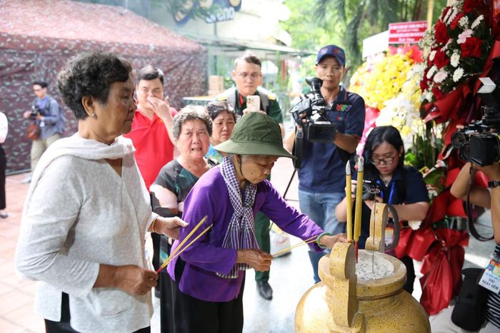 Bà Lệ thắp hương tại Nhà bia tưởng niệm các Anh hùng liệt sĩ hy sinh trong chiến dịch Mậu Thân 1968.
