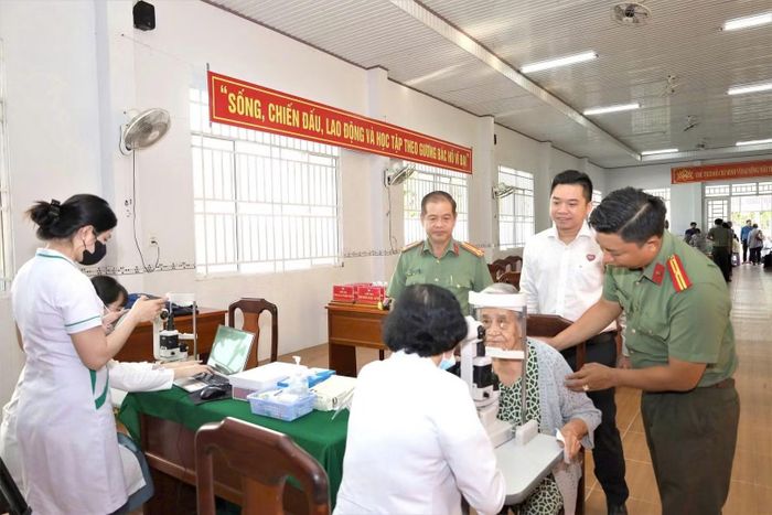 Công an TP Cần Thơ khám bệnh miễn phí cho người dân