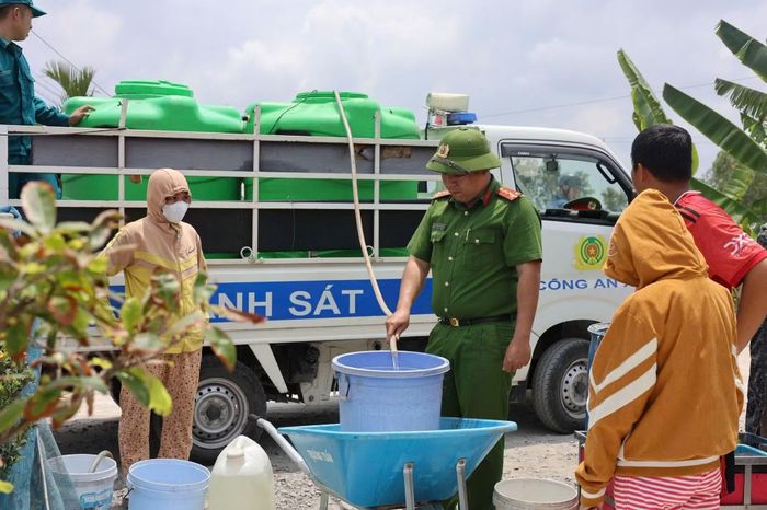 Công an xã Vàm Cỏ (tỉnh Tây Ninh) vận chuyển, cấp nước cho người dân