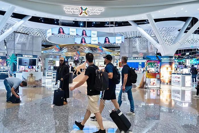 Khách du lịch tại sân bay quốc tế Zayed ở Abu Dhabi (Thủ đô và là Tiểu Vương quốc lớn nhất của Các Tiểu vương quốc Ả Rập Thống nhất - UAE) sau khi Mỹ và Iran ký thỏa thuận đột phá ngày 18/6, Trung Đông hạ nhiệt. Ảnh: agbi