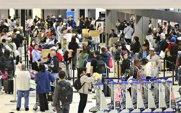 Khách du lịch outbound của Nhật Bản tới sảnh chờ khởi hành quốc tế tại sân bay quốc tế Narita ở Narita, tỉnh Chiba, hồi tháng 4/2026. Ảnh: Kyodo