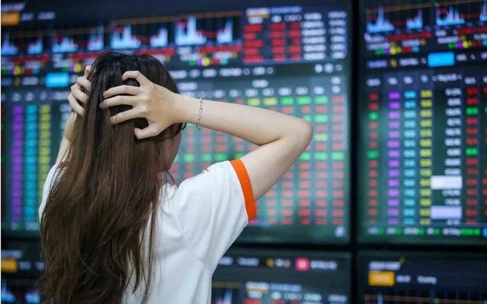 Thị trường chứng khoán đầu tuần giảm điểm mạnh với bảng điện tử tràn ngập sắc đỏ. Ảnh minh họa: IT