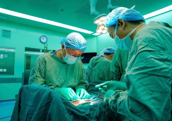 TS BS. Lý Xuân Quang - Trưởng khoa Tai Mũi Họng, Bệnh viện Đại học Y Dược TP. Hồ Chí Minh thực hiện tạo hình khung vành tai