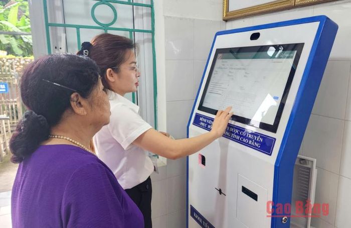 Người bệnh lấy số khám chữa bệnh trên hệ thống tại Bệnh viện Y học cổ truyền tỉnh.