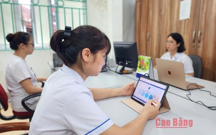 Đội ngũ y, bác sĩ Bệnh viện Y học cổ truyền tỉnh sử dụng phần mềm truy cập hồ sơ bệnh án của bệnh nhân.