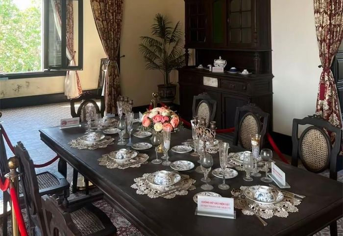 Bàn ăn được phục dựng trong không gian nội thất Bạch Dinh, tái hiện sinh hoạt của dinh thự và gợi nhớ quãng thời gian của các vua Thành Thái trong thời gian sống tại biệt thự.