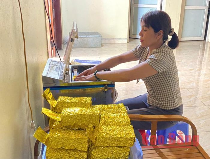 Chè khô thành phẩm của Cơ sở Nhất Hạnh được đóng gói bao bì hút chân không nhằm giữ nguyên hương vị và chất lượng trong quá trình bảo quản.