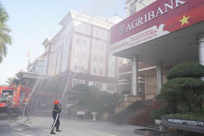 Các lưc lượng tham gia thực tập phương án chữa cháy và cứu nạn, cứu hộ tại Agribank Chi nhánh Cao Bằng.