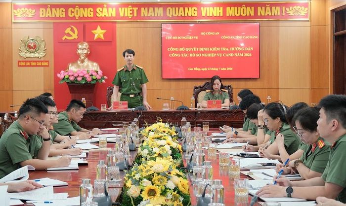Lãnh đạo Công an tỉnh phát biểu tại buổi làm việc.