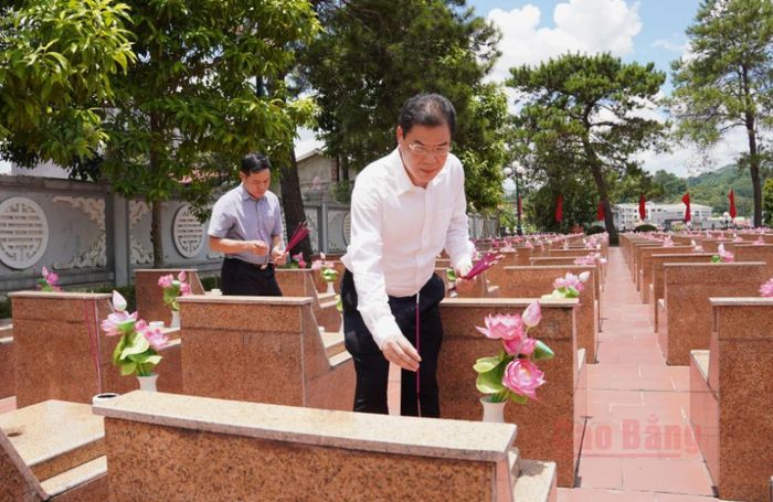 Đồng chí Vũ Hồng Quang, Phó Bí thư Tỉnh ủy, Chủ tịch Ủy ban MTTQ Việt Nam tỉnh dâng hương tưởng niệm các anh hùng liệt sĩ tại Nghĩa trang Liệt sĩ Lạng Sơn.