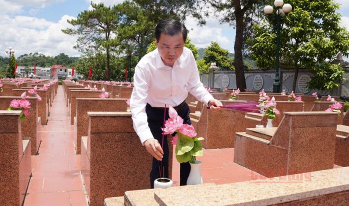 Đồng chí Bế Thanh Tịnh, Phó Bí thư Thường trực Tỉnh ủy, Trưởng Đoàn đại biểu Quốc hội tỉnh dâng hương tại phần mộ các anh hùng liệt sĩ tại Nghĩa trang Liệt sĩ Lạng Sơn.