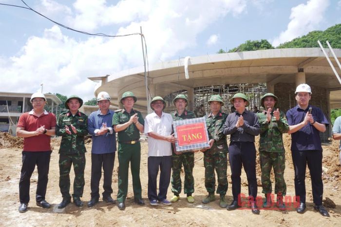 Chủ tịch UBND tỉnh Lê Hải Hòa tặng quà động viên các nhà thầu, đơn vị thi công.