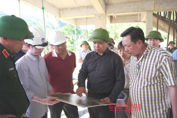 Chủ tịch UBND tỉnh Lê Hải Hòa đôn đốc tiến độ thi công Trường nội trú liên cấp tại xã Lũng Nặm.