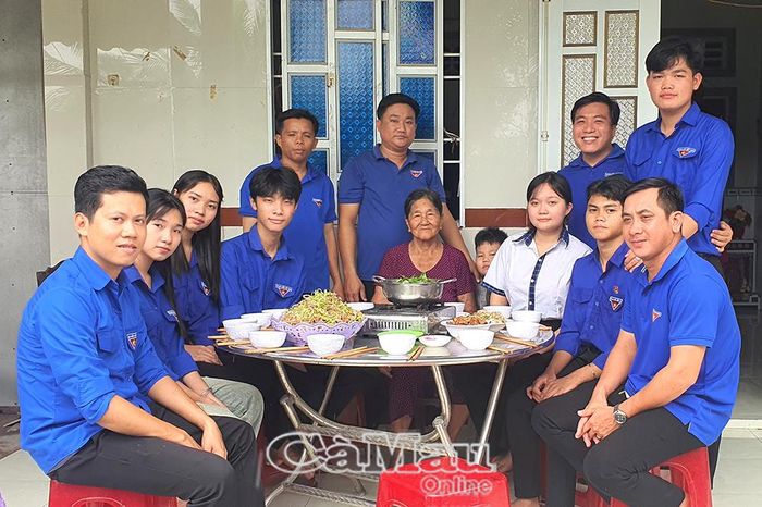  Cựu chiến binh Lê Thị Sấm (ấp Cây Cui, xã Ninh Thạnh Lợi) vui vẻ quây quần bên mâm cơm cùng các bạn đoàn viên, thanh niên.