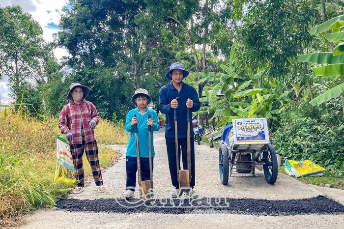 Mùa hè của cậu học trò lớp 6 không chỉ có những ngày nghỉ mà còn theo cha mẹ đi vá đường, em học cách sẻ chia bằng việc làm thiết thực vì cộng đồng.