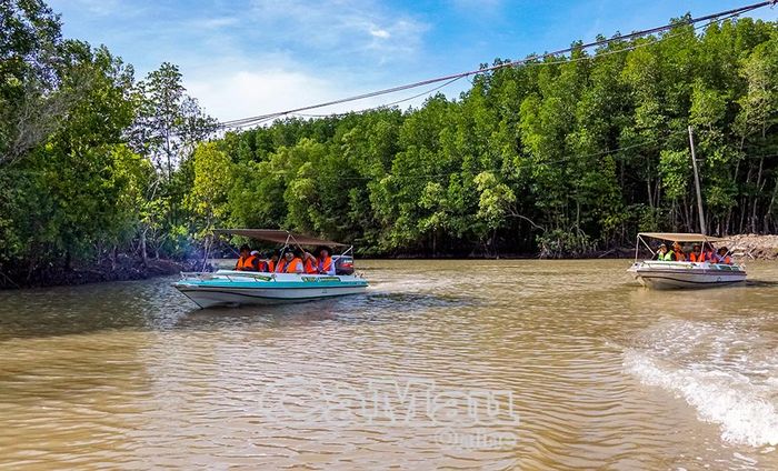 Hoạt động du lịch phục hồi tích cực với hơn 5,3 triệu lượt khách, doanh thu đạt gần 5.400 tỷ đồng, đóng góp quan trọng vào tăng trưởng chung của tỉnh.