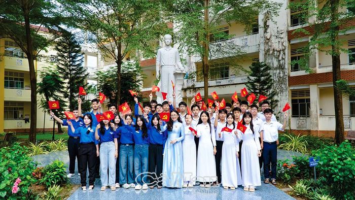 Cô, trò Trường THPT Chuyên Phan Ngọc Hiển. Ảnh: NHẬT MINH