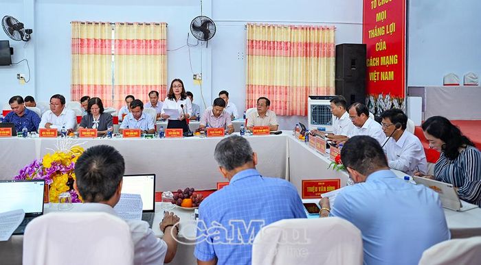 Chủ tịch UBND xã Khánh Lâm Trần Hồng Ửng báo cáo kết quả thực hiện cơ chế, chính sách đặc thù về giáo dục và y tế đối với vùng đồng bào dân tộc thiểu số trên địa bàn.