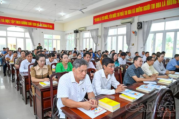 Hơn 100 học viên là lãnh đạo, quản lý các sở, ban, ngành, địa phương và đơn vị trong tỉnh tham gia lớp bồi dưỡng kiến thức quốc phòng và an ninh đối tượng 3 năm 2026.