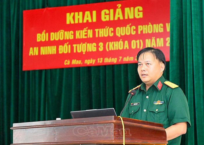 Trung tá Đinh Hải Nam giới thiệu chuyên đề về Chiến lược quân sự Việt Nam và Chiến lược bảo vệ Tổ quốc trên không gian mạng.