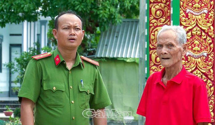  Ông Danh Lấp, Liên Tổ phó Tổ tự quản dòng tộc về ANTT ấp Vĩnh Lộc, cũng là người có uy tín tại địa phương (bìa phải) thông tin nhanh tình hình ANTT trên địa bàn với lực lượng Công an xã.