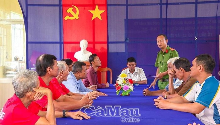 Lực lượng Công an địa phương còn lồng ghép tuyên truyền, vận động người dân chấp hành tốt chủ trương của Đảng, chính sách pháp luật của Nhà nước, không tham gia tệ nạn xã hội, thực hiện tốt các quy định của địa phương trong các buổi sinh hoạt.