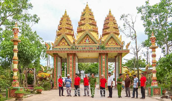 Thành viên các tổ tự quản dòng tộc, cùng lực lượng chức năng thường xuyên theo dõi sát sao, nắm tình hình ANTT trên địa bàn.