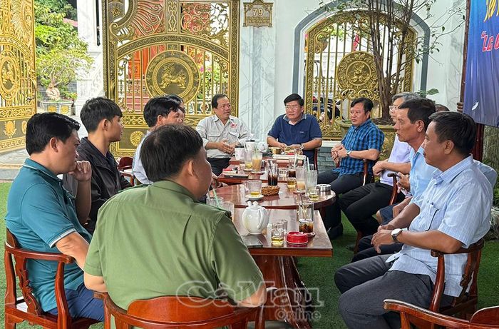 Đại diện chính quyền xã Đất Mới và các đơn vị thi công trao đổi, thống nhất giải pháp tháo gỡ khó khăn.