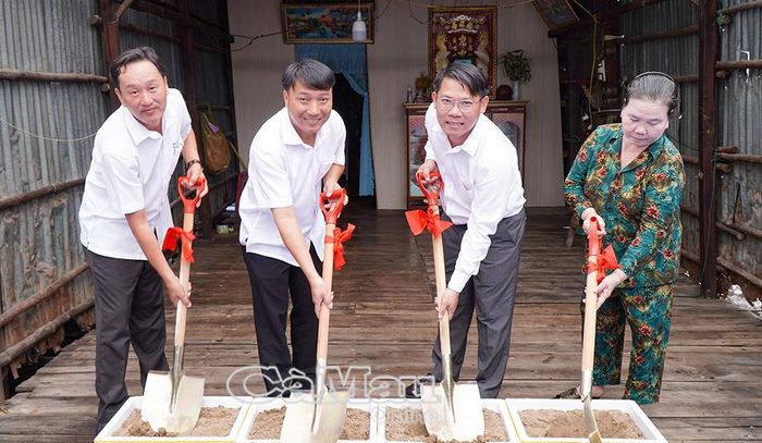 Lãnh đạo xã Đất Mũi và đại diện gia đình bà Nguyễn Thị Thủy thực hiện nghi thức khởi công xây dựng nhà.