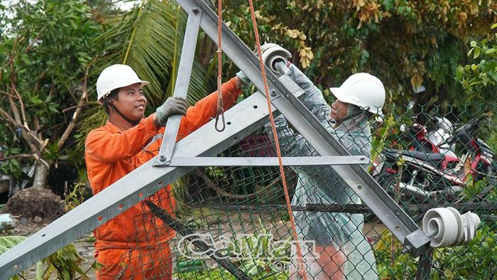 Nhân viên Điện lực sửa chữa, thay thế các thiết bị hư hỏng.