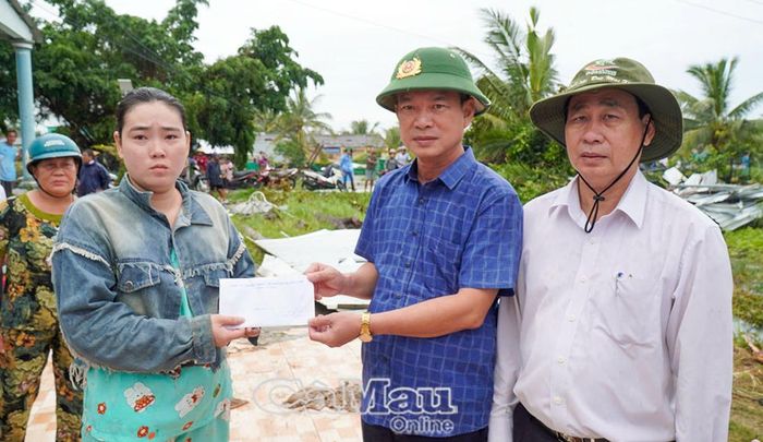 Ông Nguyễn Văn Khởi, Phó Chủ tịch Ủy ban MTTQ Việt Nam tỉnh Cà Mau, trao số tiền hỗ trợ cho gia đình chị Nguyễn Thị Hiền (ấp Tham Trơi, xã Khánh Bình) có nhà bị sập hoàn toàn do mưa dông.