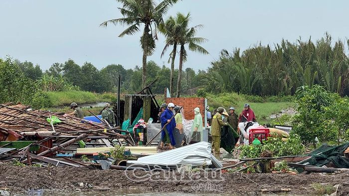 Căn nhà của một hộ dân ở ấp Tham Trơi, xã Khánh Bình, bị dông lốc giật sập hoàn toàn vào sáng 13/7.