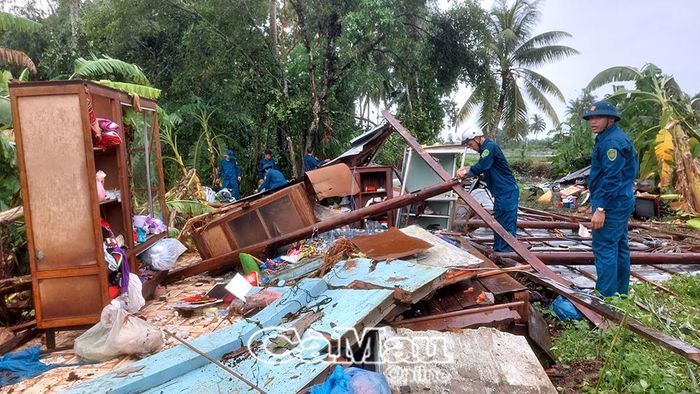 Lực lượng Ban Chỉ huy Quân sự Xã Trần Văn Thời hỗ trợ gia đình Phan Thị Màu (ấp Kinh Chùa) dọn dẹp căn nhà bị lốc xoáy giật sập.