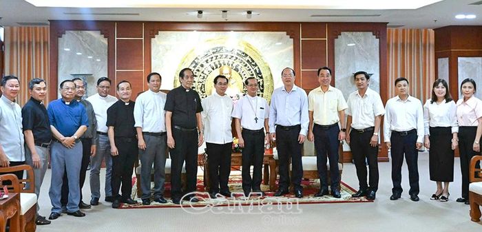 Đoàn Giám mục Giáo phận Cần Thơ chụp ảnh lưu niệm cùng lãnh đạo tỉnh Cà Mau.
