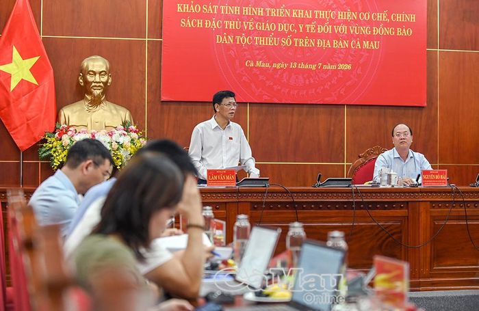 Đồng chí Lâm Văn Mẫn, Chủ tịch Hội đồng Dân tộc của Quốc hội, ghi nhận những nỗ lực và kết quả bước đầu của tỉnh Cà Mau trong triển khai các chính sách đặc thù.