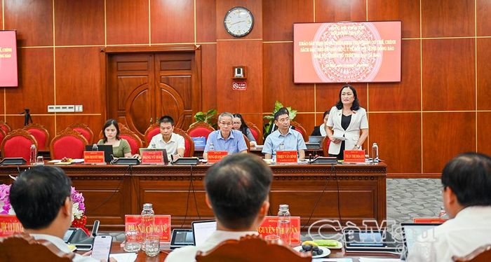 Đồng chí Trần Thị Hoa Ry, Phó Chủ tịch Hội đồng Dân tộc của Quốc hội, phát biểu tại buổi làm việc.